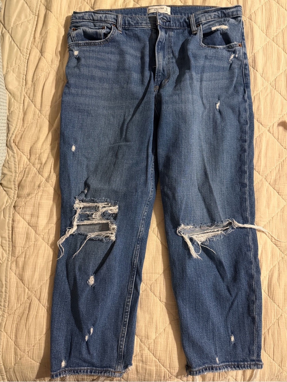 Abercrombie & Fitch The Mom distressed jeans